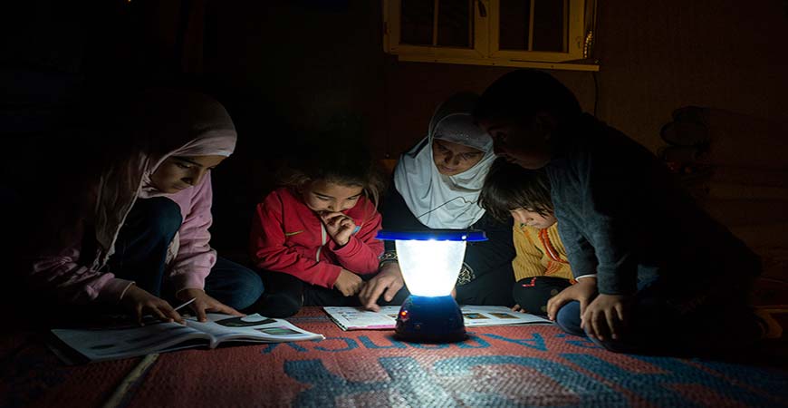 solar-powered lighting lamp