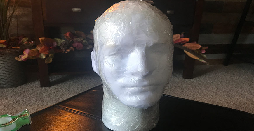 Taple all the small details of the mannequin head