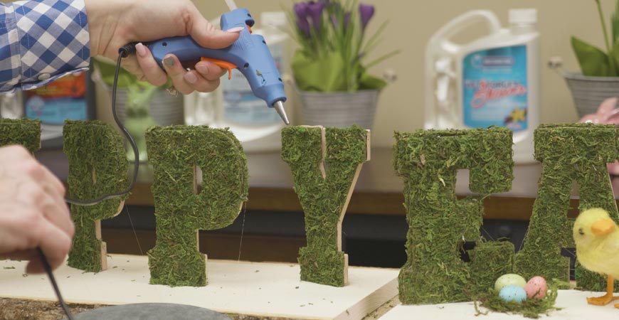 Glue additional moss to the outside of the letters